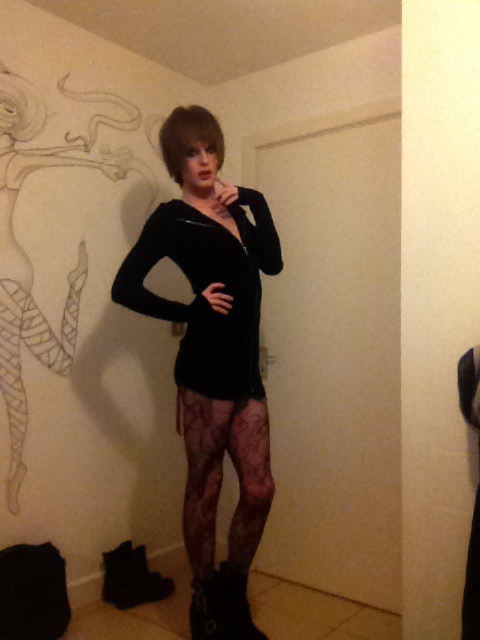 dismorphophobiaxo:  I love my black hoodie bodycon :D