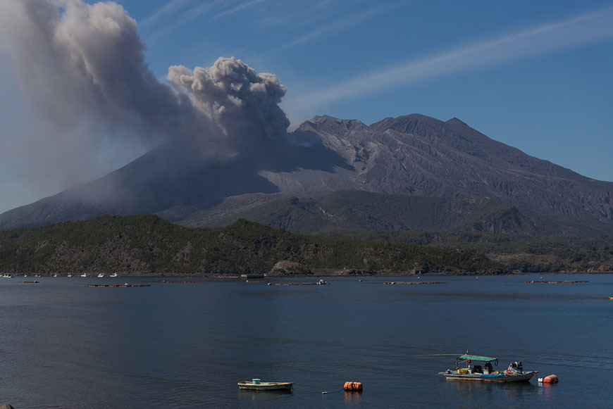 biogeodani:  Preciosas fotografías de erupciones del volcán Sakurajima, en Japón,