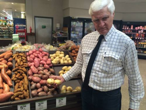 zakkswoup:bob katter sizing up the bag checker at the self serves to see if he can rack the potatos