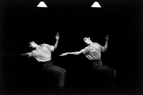 shihlun:  Anne Teresa De Keersmaeker, “Come Out” from Fase: Four movements to the Music of Steve Reich, 1982.  Photos: Herman Sorgeloos 