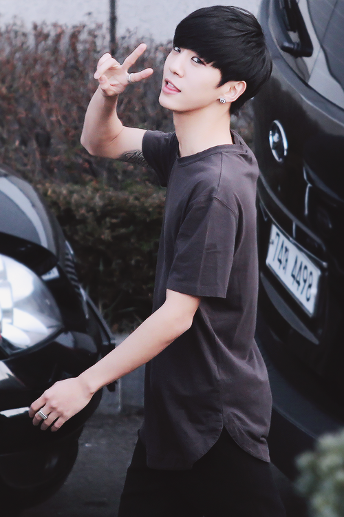 bouzen:  no no no no do you see this no no yongguk no you can not you cant do that no no  no look at the tattoo its showing  no look at his face and his hair and his neck no why no thats not right thats not nice no 
