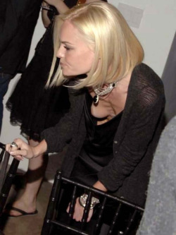 sideboobelse:  Kate BosworthDownblouse, Nip