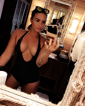 beallright:  Demi Lovato + Bora Bora 2017 vacation.