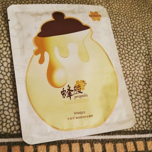 Sunday mask with honey and propolis to repair my skin that tends to dry out with the cold