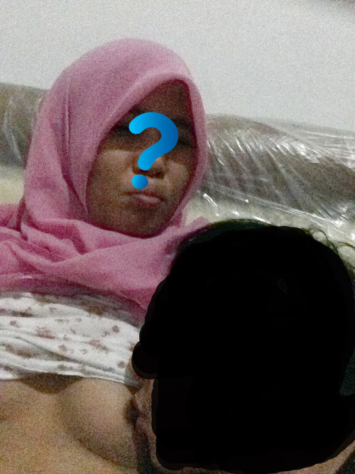 XXX melayughairah:Awek bertudung diisap tetek photo