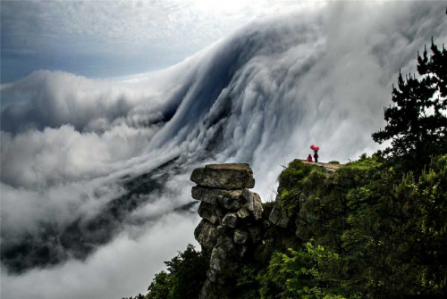 fuckyeahchinesefashion:  After a rainstorm in June, the cloud above Mount Lu庐山 looks like huge waterfall. 李松溪