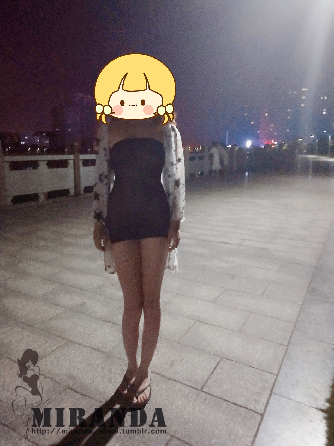 miranda-show:  夜游公园，  人  比想象的多；衣服比想象的要暴露；开闪光灯拍照比想象的要难。被看到好几次，其中一次露着咪咪，转弯处有一个散步的大叔，来不及把衣服拉上去，被看光光，吓死宝宝了。全套23P，另可入会，接受定制，详情咨询。
