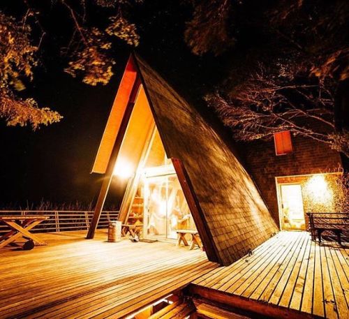 Spending time with friends in a cabin like this? Sounds like #travelstoke to us! Tag who you&rsquo;d