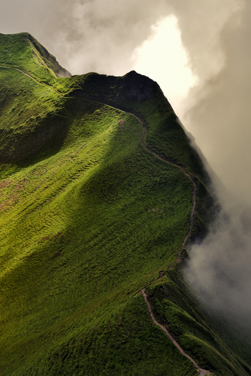 givncvrlos: In cammino sul crinale, verso il Rothorn..avvolti tra le nuvole e la luce