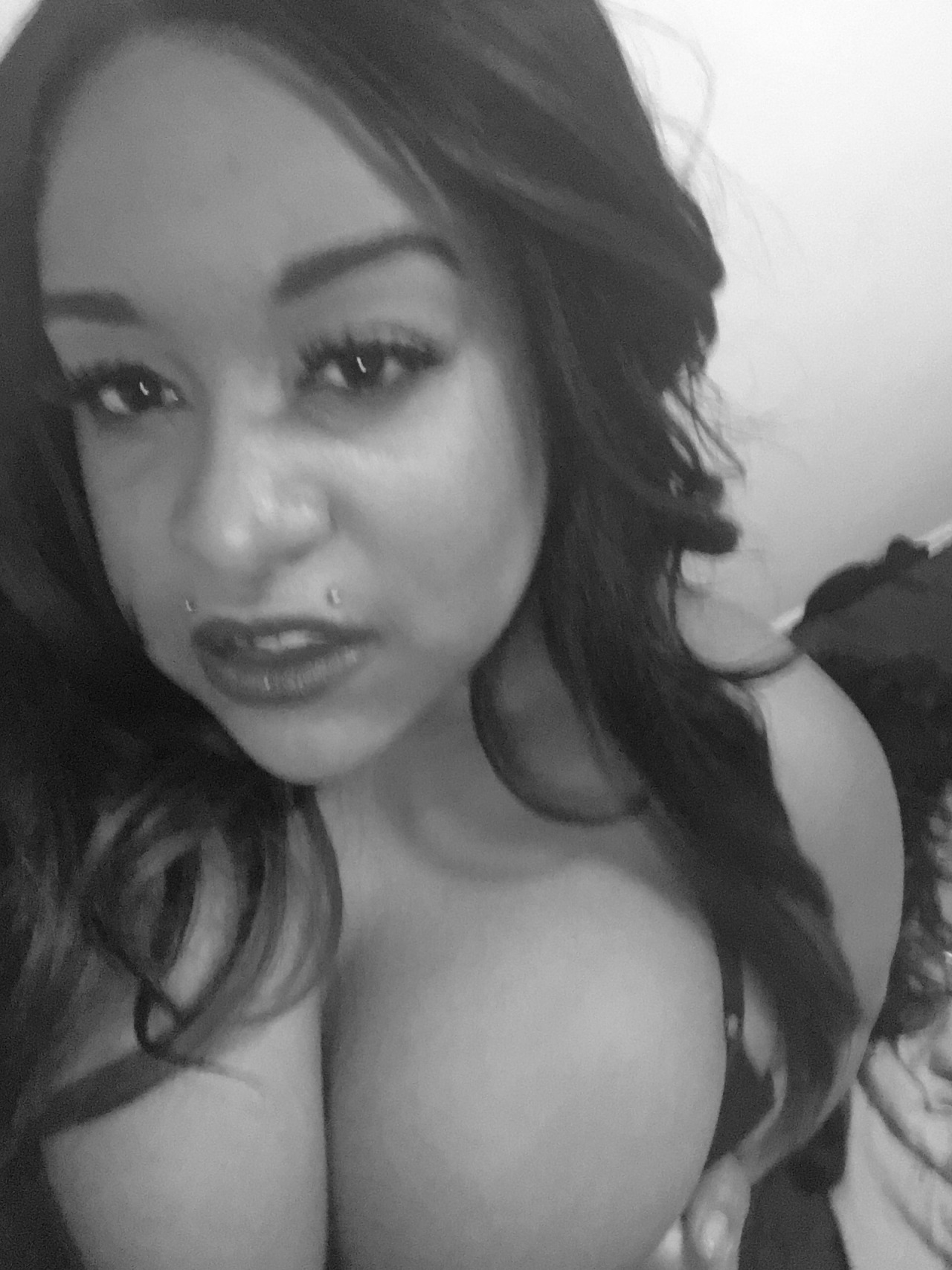 blissfulfellatio:  B&amp;W doesn’t look too bad 🌺  😍