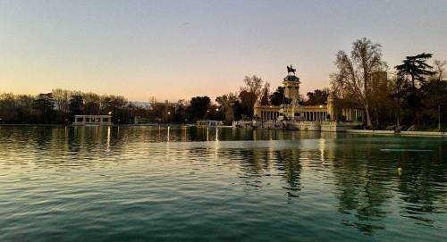 Madrid al atardecer de la primavera…. #places #lugares #madrid #parquedelretiro #retiro #prim