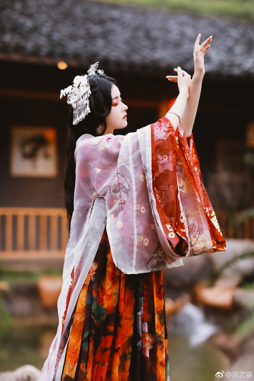 「胭脂纱」A lush autumnal photoshoot featuring traditional Chinese Hanfu, via 界之猫. The model is wearing a