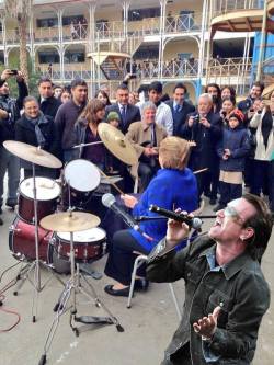 Nicolas Eyzaguirre en la guitarra, Bachelet haciendo el Ba da Bum en la batería y junto a ellos su mejor amigo&hellip;. El Bono