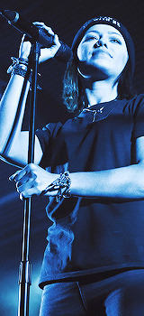 greencoloredgirl:  x 