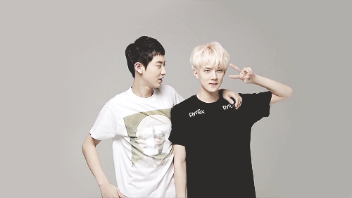 kris-wu-blog:   hunyeol poking each other