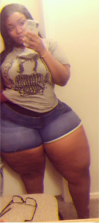 thicksexyasswomen13: addicted2curvez:#lovethemcurvez #supersexy #curvologySide Chickz @thicksexyassw