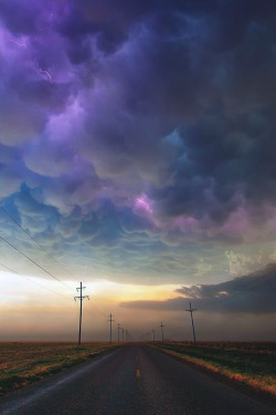 stayfr-sh:  Bubbles These are natural. More commonly known as Mammatus clouds. On this rare occasion, the lighting makes it look unreal. 