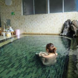 Japanese onsen, via oguro.keita宮城県 秋保温泉「旅館山菜荘」昔ながらの雰囲気が残る混浴の内湯です。
