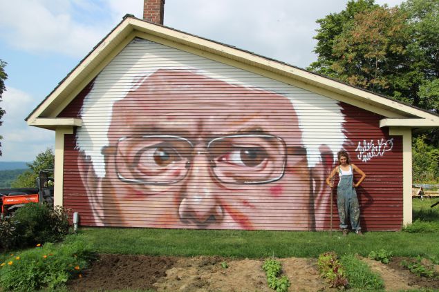 kimreesesdaughter:  restlesscontradiction:  rallyforbernie:  Bernie Sanders murals
