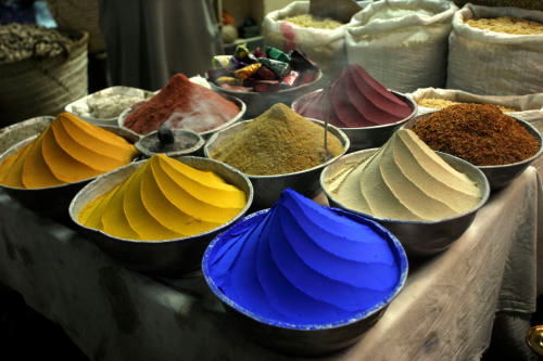 somethingdnd: mobius-1-engage: sending-those-signals: nordafricain: EGYPT. Cairo. Spices in bazar.