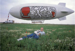 keithharingdaily:  Keith Haring photographed