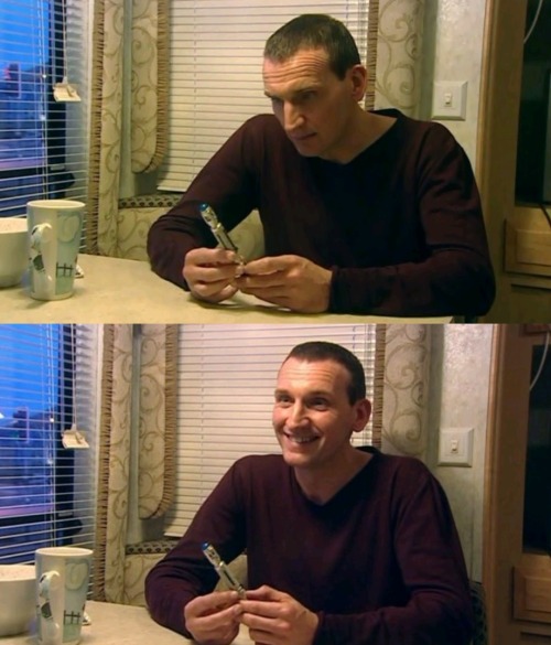 professortennant:  doctorandroseinatardis:  Christopher Eccleston talking about the Doctor’s screwdriver.  #I do not feel the same about about DT#as I do about#Christopher Eccleston#DT is a cute soft puppy who is nice to look at#but CE is someone I