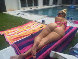 pawgville:  Big booty at the pool