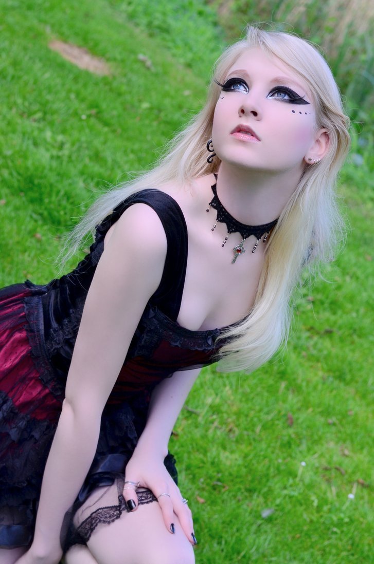 gothicandamazing:  Model: Maria AmandaPhotographer: Mike ThomassenDress: The Gothic
