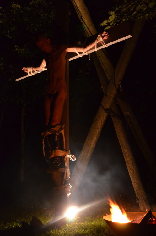 skinssoish:  barelederratte:  evilpigboyla:  skinheadboots:  demonzachh88:  SSooo FFuKKKing HHOT //  SSIEG FFUKKKIN HHEIL  o/o/o/  SH SH MMMMMMMMMMMM fucken luv his BootSS  I’d love to be the one on the cross!  //88  SSo will ichh SSoi ffür meinen