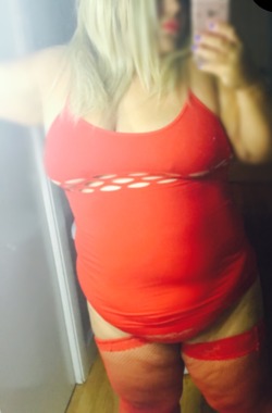 beauty-w-booty:  Looking for someone to worship my curves  I am available.