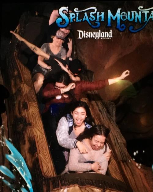 #Dabbin on Splash Mountain with @sailorscarlet(at Disneyland)