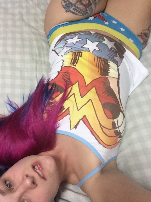 sparkie-gal:  New hair, new singlet top!