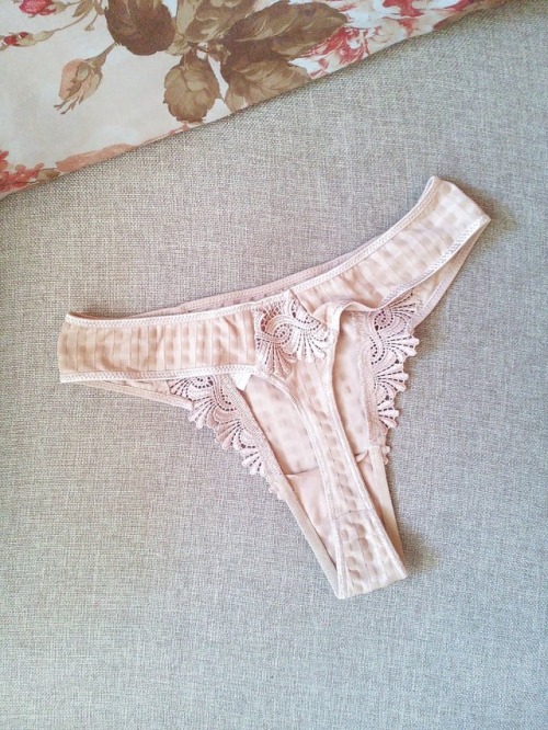 celanadalamwanitaxxx: Three thongs and a matching polka dot bra and knickers set, for when there’s g