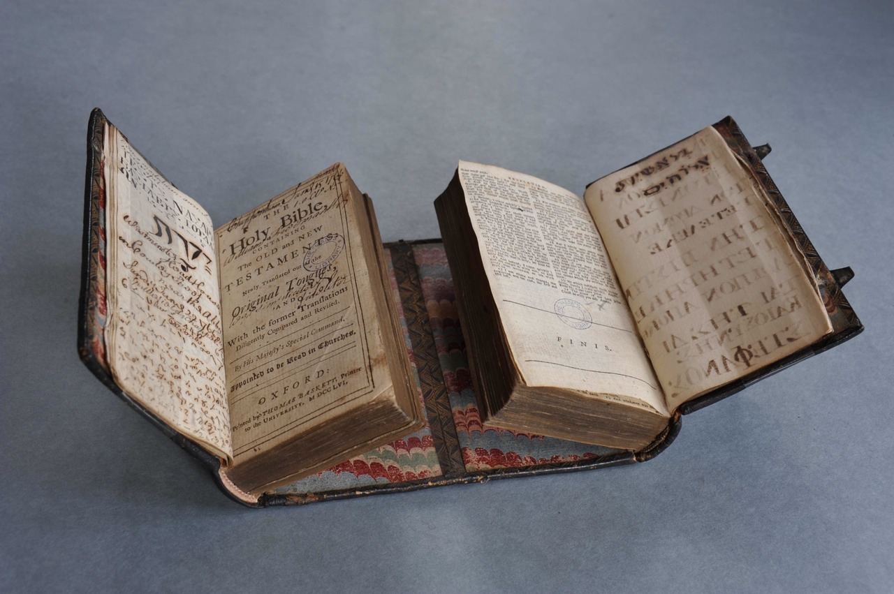 erikkwakkel:
“Sharing a binding
This is a clever book from the 18th century, printed in Oxford in 1756. It presents both the Old and New Testament, although the books are not bound together the regular way, behind one another. Instead, the binder...