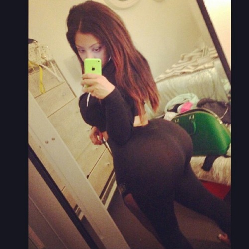 gabgar11:  Elnaz massive booty Follow her on IG: elnaz1985