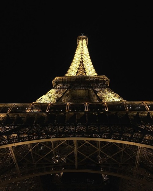 Porn Pics at Tour Eiffel