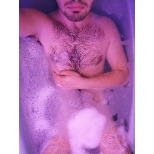 wolfysuxx:Wine + hot bath = happy me
