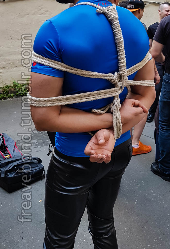 freavebond: Couldn’t wait … in the queue with @blogaddictedtoropes outside @quaelgeist-berlin