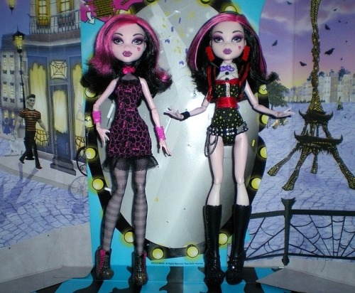 &ldquo;Roadster&rdquo; Draculaura(s).Left, basic (new bracelets, tights &amp; shoes). Ri