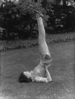 saisonciel:  Juliette Compton by Bassano, 1923 