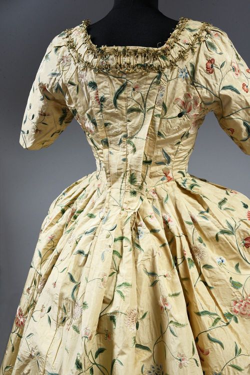  Robe à l’anglaise, late 18th centuryFrom Coutau-Bégarie via Interencheres