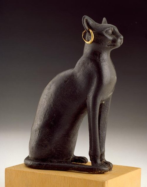 Model of the cat-goddess Bastet, daughter of Ra (copper alloy and gold). Late Period, ca. 715-3