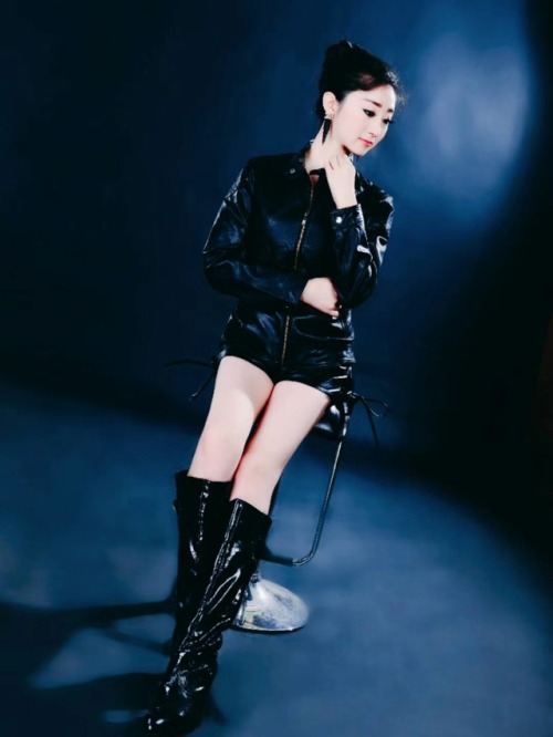 wshaoren: 处女骚货Ymx，白皙的长腿，完美的身材，美中不许的就是奶子和逼一样还是个处，谈过的男朋友没有一个操到她，今天送给女神一股浓精，禁欲三个月，下一股全部送到你得处女逼里！