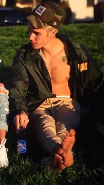 aspergaythoughts: Good GAWD the things I’d do to those feet if I was given the chance!!!!! Credit to