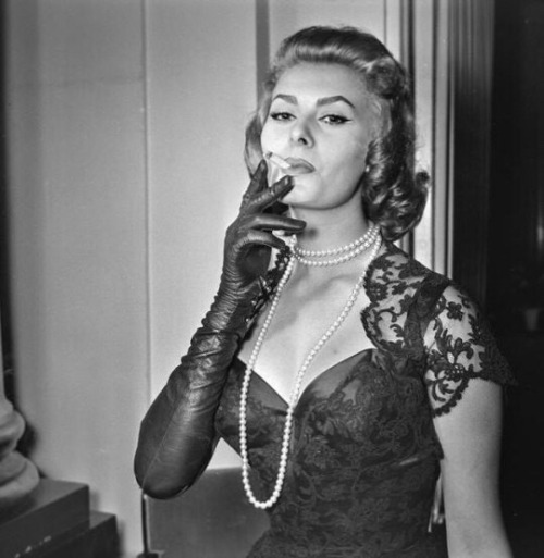 CLASSIC HOLLYWOOD GLAM