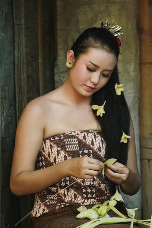 arjuna-vallabha:Balinese girl making offerings to the Gods