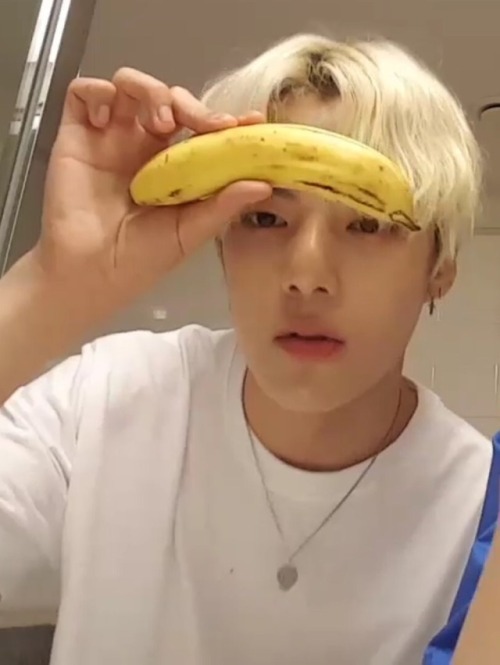 sunprincehyuck:taeminihyuk:minhyuk held a banana for most of the v live broadcast and blessed us wit