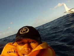 Vaginal-Erection:  This Guy Survives A Plane Crash And Takes A Selfie Everyone Go