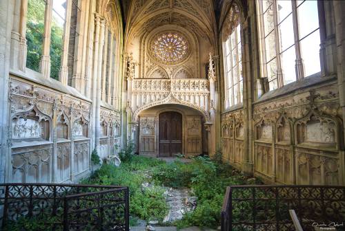 ellenkushner: abandonedography: La chapelle de l'ange au violon (Source) …and now you see wha