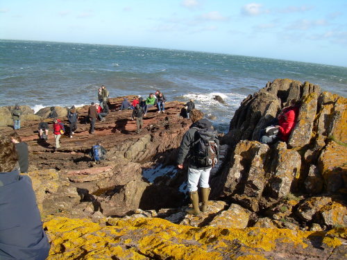 azvolrien: Additional Rock Facts: this, here shown covered in geology students (it’s an old ph